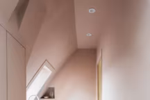 Cuisine dans le couloir, monochrome rose. Réalisation Mon Concept Habitation