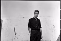 Nicolas de Staël dans son atelier rue Gauguet été 1954.