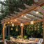 Une salle à manger bohème sublimée par une pergola en bois et une guirlande lumineuse