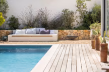 Chaleureuse et déco, la banquette représente de belles assises pour le jardin (réalisation Morvant&Moingeon).