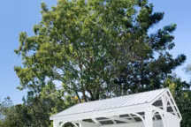 Pool house en bois blanc avec banquette sur mesure. Photo de Style Curator via Pinterest