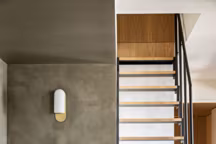 Sur la partie latérale du podium en bois, une banquette invite à prendre un réel temps de pause. Les couleurs naturelles se marient entre elles pour créer un univers résolument moderne. BR Design Interieur - Raphaëlle Levet & Bénédicte Pierens