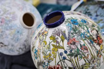 Vase " Miss Dior » en exclusivité pour Dior Maison. Un savoir-faire de précision nécessitant parfois jusqu'à cent heures de travail pour la création d'une pièce