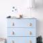 Un bleu glacier et des jolies poignées pimpent une commode Ikea