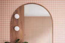 Cette couleur est parfaite dans une petite salle de bains 
>> Photo Coast Park Creative via Pinterest
https://ie.pinterest.com/pin/102456960269613544/