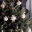 Des boules de Noël blanches pour un sapin chic