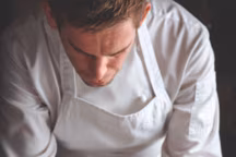 Le chef Oli Williamson porte la touche finale à la Tartelette légumes grillés, jeunes pousses, jalapeño. Il dirige le restaurant gastronomique depuis le mois de janvier.