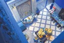 Dans le patio, où les zelliges traditionnels au mur ont été conservés, se déclinent des créations artisanales imaginées par Stella Cadente.