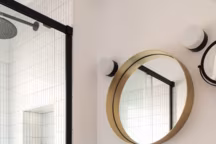 Un plan de travail sur mesure pour une salle de bains haute couture