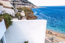 Cette terrasse méditerranéenne mise sur la sobriété, faisant la part belle au paysage.