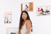 A travers son objectif, Chia Huang nous invite à repenser notre perception de la communication et de l'humanité, offrant un témoignage puissant sur la force des liens familiaux face aux défis de la vie.