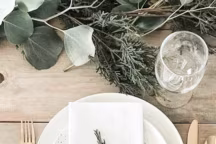 Table de Noël minimaliste : conseils pour une présentation épurée et élégante