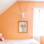 Une chambre couleur abricot douce et chaleureuse