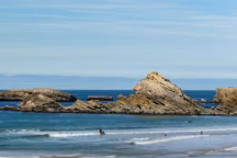 A deux pas des plages de Port Vieux et de la Côte des Basques, l'un des plus vieux établissements de Biarritz s'est réinventé sur un air de boutique hôtel décontracté et intimiste. Partie prenante de son relooking, le studio Crème a imaginé des clients " trépignant d'enfiler espadrilles et maillot ».