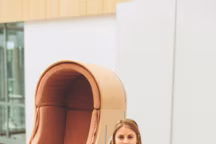 Alexia Audrain et son " fauteuil à étreindre » OTO antistress, en bois cintré, velours et cellules gonflables.