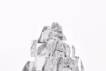 Noémie Goudal, Soulèvement V, inkjet print, 150 x 120 cm, 2018 (détail). Deux des installations de l'artiste, entre fiction et réalité, pour nous rappeler qu'à l'échelle de la paléoclimatologie notre planète est en perpétuel mouvement sans que nous en ayons conscience, et qu'il nous faut la repenser dans sa globalité. Noémie Goudal ne photographie pas un moment, elle interroge le monde au-delà des apparences.