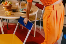 Nouvelle campagne Made In Design "Du style à mener la danse ?" L'anticonformiste créative se distingue par son originalité et son esprit audacieux. Elle diffuse la joie de vivre, que ce soit dans son entourage ou au sein de son intérieur, véritable manifeste de son univers singulier. Affirmant une unité de style, elle laisse place à des touches visuelles spontanées, caractérisées par la couleur, la fantaisie, et des pièces rares d'icônes du design, inspirées par ses amis créatifs. Parmi ses préférences, la chaise Alu de Muller Van Severen éditée par Valerie Objects, avec son esthétique radicale et ses couleurs dynamiques.