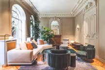 Dans l'espace Minotti, canapé "Horizonte», fauteuil et ottomane "Daiki», bahut "Superquadra», Marcio Kogan/Studio MK27, Minotti ; fauteuil "Torii», Nendo, Minotti ; table basse "Gladstone», Rodolfo Dordoni, Minotti.