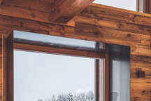 Dans le chalet Les Granges, à Combloux, une banquette avec vue.