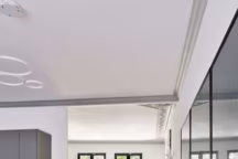 La réflexion des fenêtres sur Sightings, Gen-Aub- D28M6Y2016 de Jitish Kallat, triptyque de photos, impression lenticulaire, édition 2 sur 3, 114,3 x 342,9 cm, 2016, provoque de nouvelles perspectives. Chaises " Apelle S », design Beatriz Sempere, Midj. Au fond, Tabet de Rebecca Brodskis, huile sur lin, 80 x 60 cm, 2021.