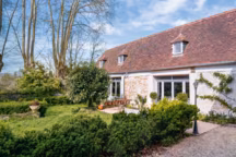 Une styliste australienne transforme une grange béarnaise en maison