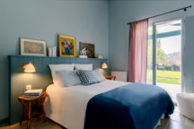 Une extension colorée de 60 m2 agrandit cette maison de vacances