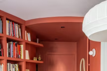 À Paris, un petit appartement de 47 m2 sublimé par les couleurs