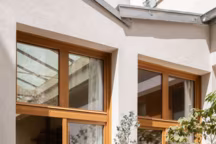 À Paris, cette maison contemporaine révèle un patio luxuriant