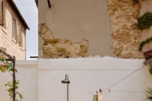 Au fond d'une cour à Marseille, un cabanon à l'esprit vacances