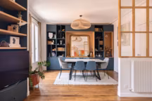 Bibliothèque sur mesure dans le salon. Réalisation Virginie Jouhanny