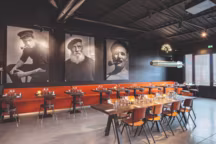 Au mur, d'immenses portraits en noir et blanc de " gueules » de marins. Longues banquettes orange et mobilier bois et métal ont été réalisés sur mesure. Un décor tendance, insolite, qui n'oublie jamais le port breton tout proche.