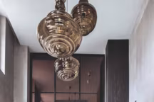 Le nouveau showroom du fabricant d'électroménagers haut de gamme Gaggenau, à Saint-Germain-des-Prés, a présenté dans ses murs, à l'occasion de la Design Week parisienne, en janvier 2024, une innovation majeure pour les tables de cuisson.