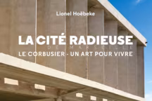 Livre La Cité Radieuse de Marseille – Le Corbusier, un Art pour Vivre, édité par Hervé Chopin - écrit par Lionel Hoëbeke et illustré de documents d'archives et de photographies actuelles d'Anne Chopin.