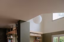 Un salon sur mesure structuré par une bibliothèque grandiose