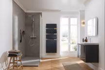 Dans la salle de bains, un sèche-serviettes design pour un parfait confort