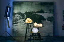 Galets extraits, par Christel Martin, photographie, un dialogue entre l'albâtre et la peinture de David Chambard, tirage à 30 exemplaires, 1 680 euros, Galerie Alain Ellouz.