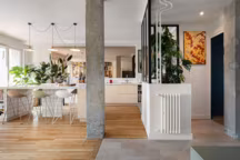 À Lyon, cet architecte révèle le potentiel caché d'un appartement des années 50