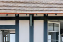 Barbecue au gaz Lulu, collection Deauville en collaboration avec la ville Normande éponyme ; entièrement fabriqué en France ; cuve, parois extérieures et pieds en fonte d'aluminium inoxydable et recyclable qui permet de laisser le barbecue dehors toute l'année ; livré avec un couvercle de protection en inox et deux grilles amovibles en inox de 56x28 cm remplaçable par une plancha de la marque ; 95x60x60 cm, environ 40 kg sans la bouteille de gaz ; 1690 euros.