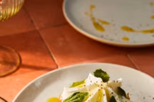 Le tartare de tomates est sublimé par la crème de burrata.