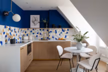 Des chambres de bonne transformées en un appartement lumineux