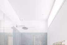 Comment aménager une salle de bains couloir avec style et ingéniosité