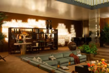 Le public se prépare au visionnage de La Prima Notte di Quiete, une installation recréant un intérieur des années 1970-1980 décoré de meubles d'exception conçus par Dimorestudio pour Loro Piana Interiors.