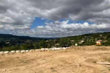 Un jardin de Provence épuré avec vue sur le Mont Ventoux