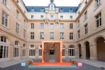 Univers Uchronia installe son Day Bed à l'Hôtel de la Marine pour la Paris Design Week 2024