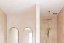 Travertin dans la salle de bains, revêtement sol et mur. Photo de Abi Interiors via Pinterest