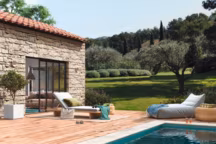 Quel sol choisir autour de la piscine ?
(en photo : lame de terrasse en pin maritime Isaure GASCOGNE de POINT.P)