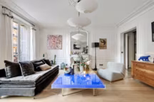 Un appartement parisien retrouve son âme dans un écrin contemporain