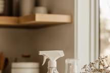 Attention à l'utilisation de ce mélange vinaigre blanc et sel car il impacte toute la qualité du sol.