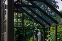 La marque Marrakech Design en propose dans des variantes pour le sol ou les murs dans de très belles teintes aquatiques.