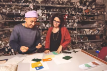 L'infatigable passionné de mode, Ramdane Touhami, en pleine élaboration de la collection Drei Berge, aux côtés de la directrice de création et épouse du directeur de la marque familiale, Camilla Douraghy Fischbacher.